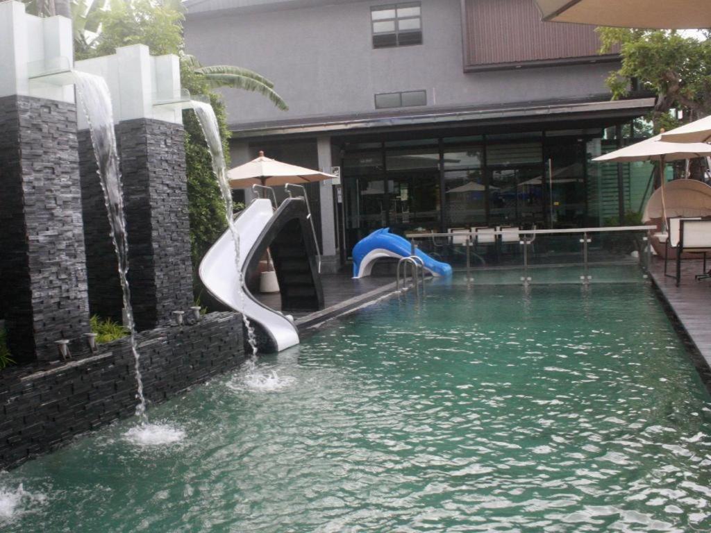 Hotel Huernnana Jomsawan Phrae Exterior foto